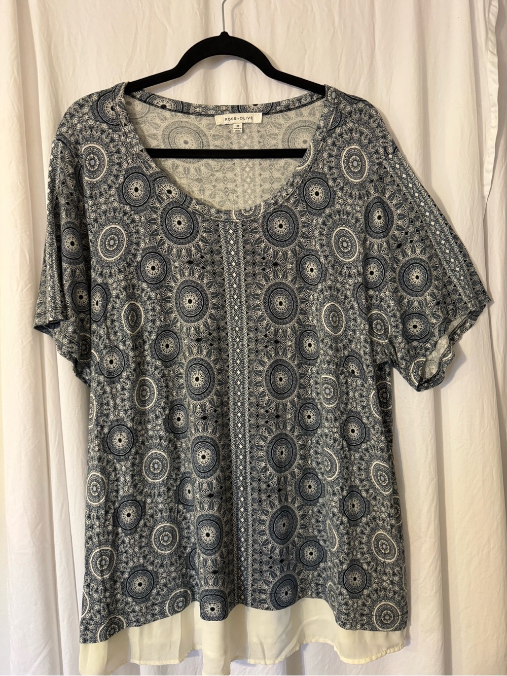 Rose & Olive Size 3X Patterned Blue Scoop Neck Women's Top! ☀️⭐️🌺🌺🌺